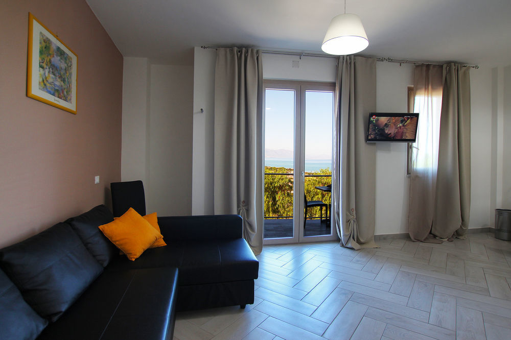 Belvedere Rent Rooms カンポフェリーチェ・ディ・ロッチェッラ エクステリア 写真