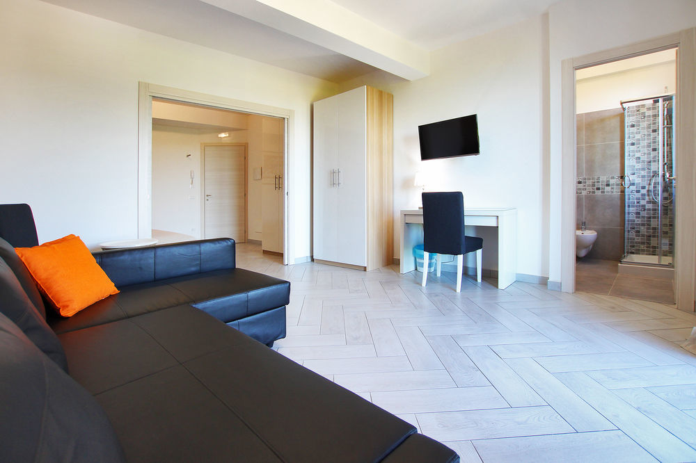 Belvedere Rent Rooms カンポフェリーチェ・ディ・ロッチェッラ エクステリア 写真